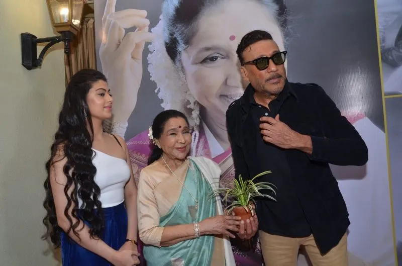 Zanai Bhosle with Asha Bhosle, jackie shroff