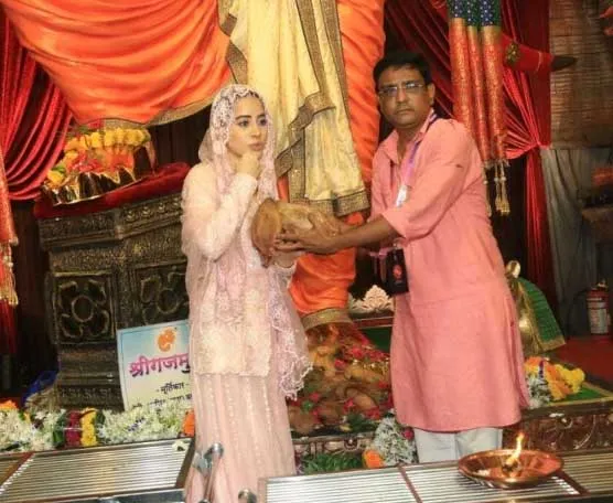 Uorfi Javed visits Mumbai Cha Raja barefoot, leaves fans in awe