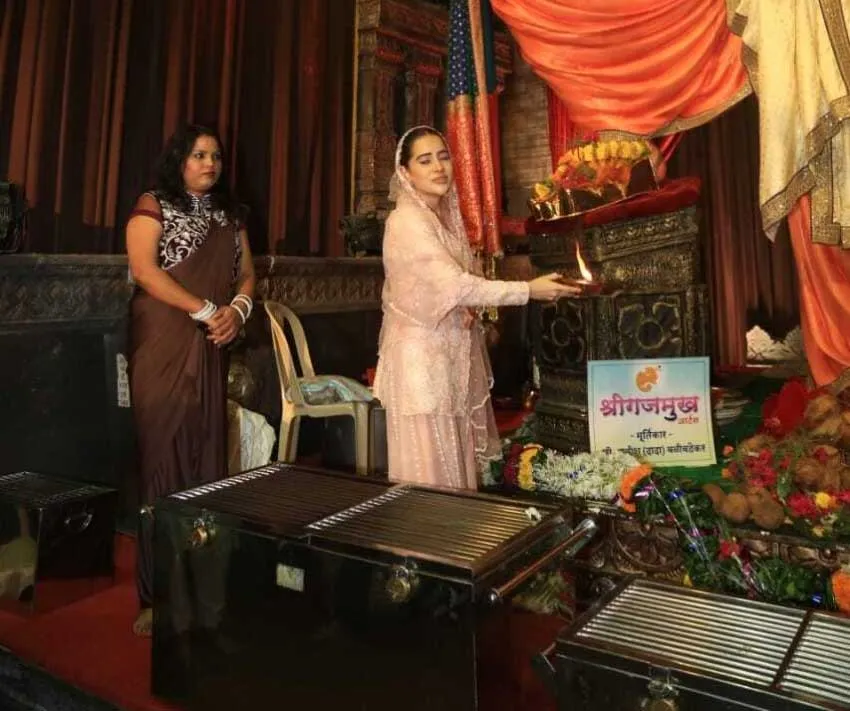 Uorfi Javed visits Mumbai Cha Raja barefoot, leaves fans in awe