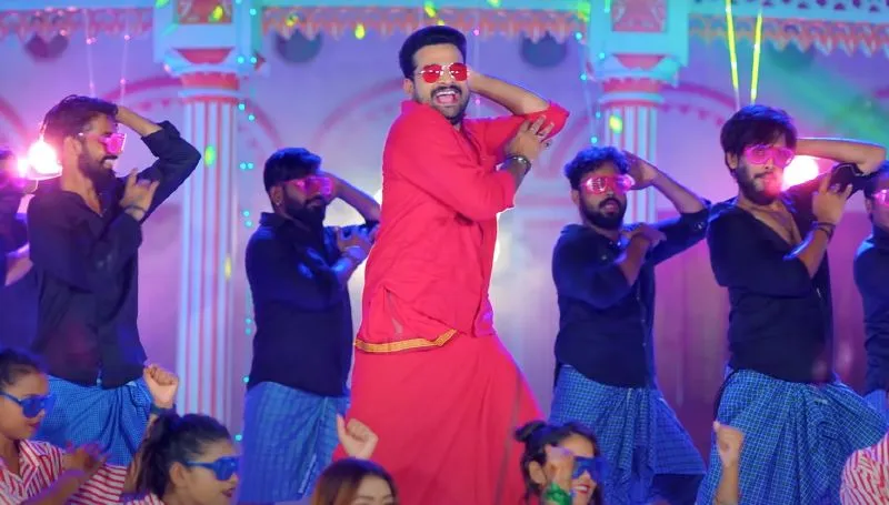 Lungi Me Bhojpuri Dance