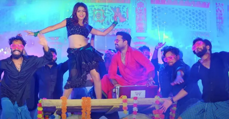 Lungi Me Bhojpuri Dance