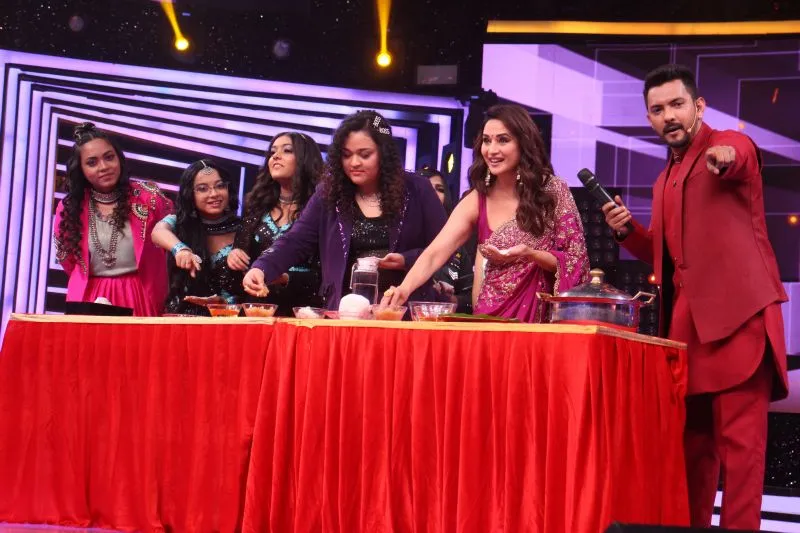Madhuri Dixit on the sets of Sa Re Ga Ma Pa (2)