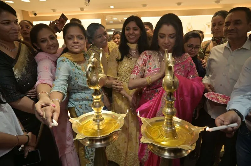Rupali Ganguly inaugurates Manubhai Jewellers Thane Store