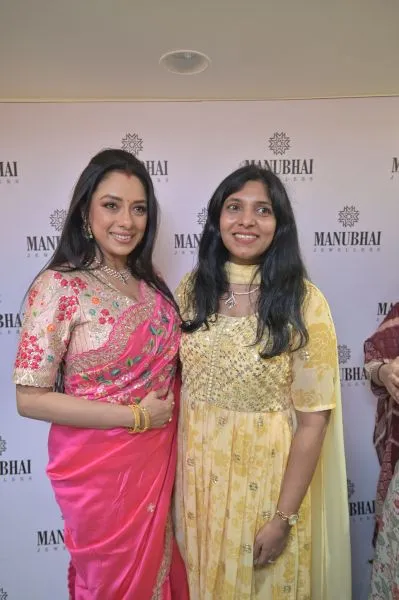 Rupali Ganguly inaugurates Manubhai Jewellers Thane Store with Beta Dave, Marketing Manager, MBJ