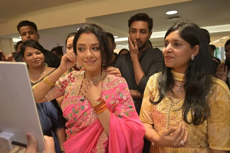 Rupali Ganguly inaugurates Manubhai Jewellers Thane Store