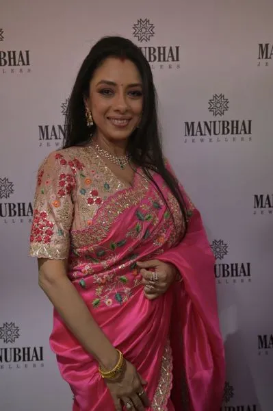 Rupali Ganguly inaugurates Manubhai Jewellers Thane Store