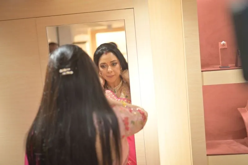 Rupali Ganguly inaugurates Manubhai Jewellers Thane Store