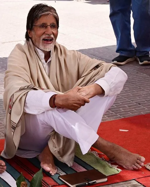 Amitabh B sitting on the floor--002 Apr 2022