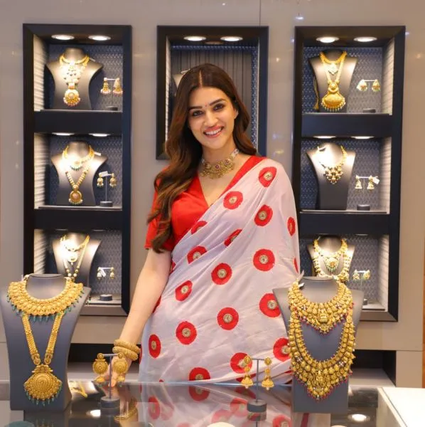 Bollywood star Kriti Sanon at Kalyan Jewellers' all-new showroom in Moradabad