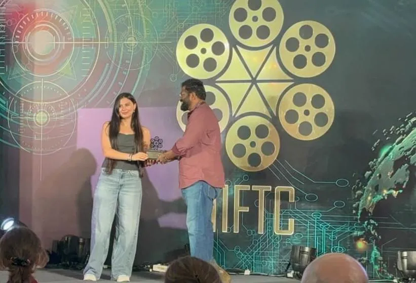 IIFTC 2023--Sabina Baghirova (Azerbaijan) presents IIFTC Trophy to Awardee