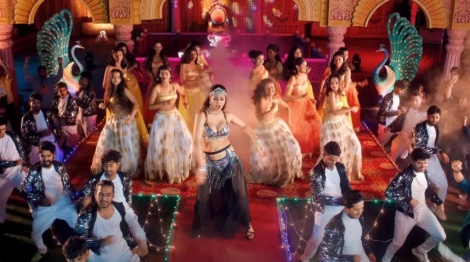 Shilpi Raj song 'Chamma Chamma' screen shorts