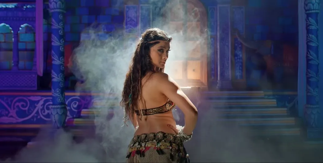 Shilpi Raj song 'Chamma Chamma' screen shorts