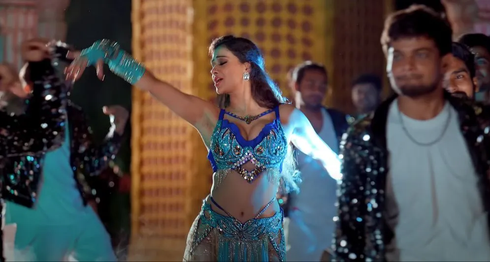 Shilpi Raj song 'Chamma Chamma' screen shorts