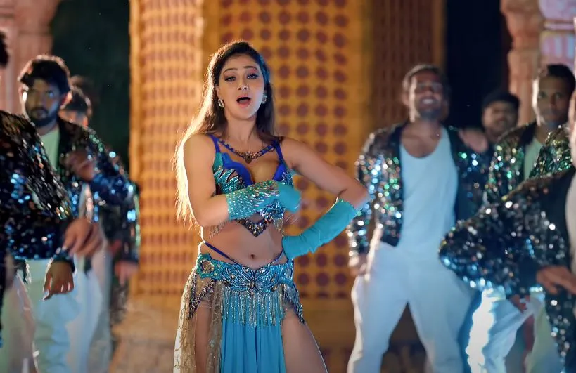 Shilpi Raj song 'Chamma Chamma' screen shorts
