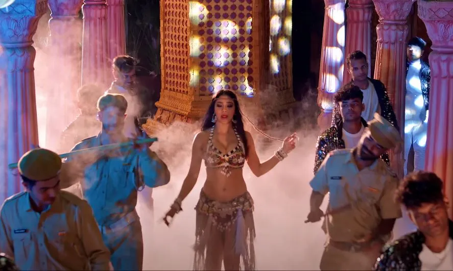 Shilpi Raj song 'Chamma Chamma' screen shorts