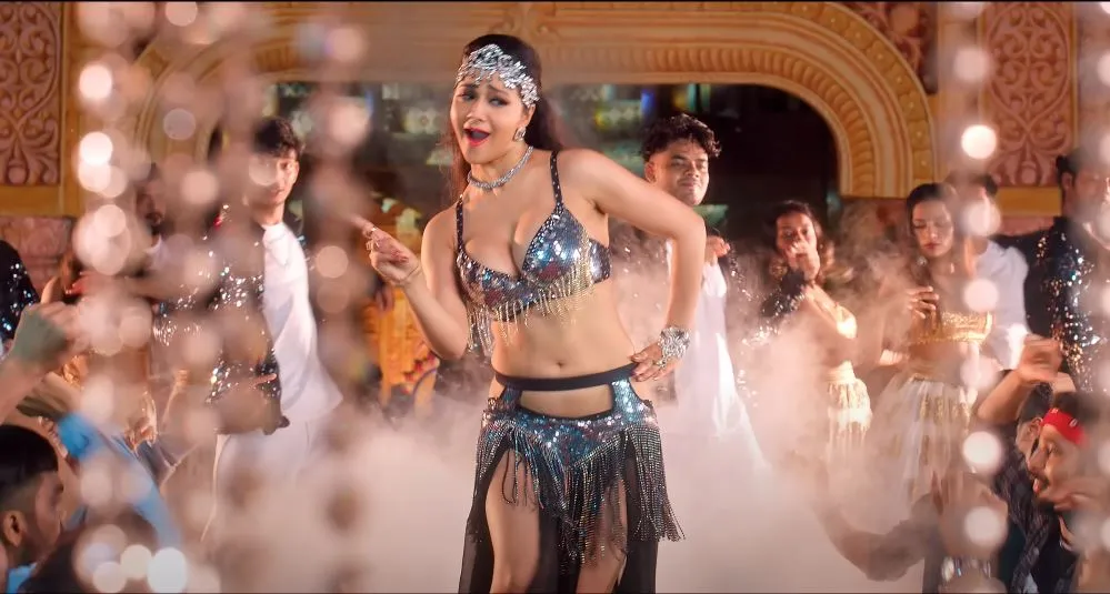 Shilpi Raj song 'Chamma Chamma' screen shorts