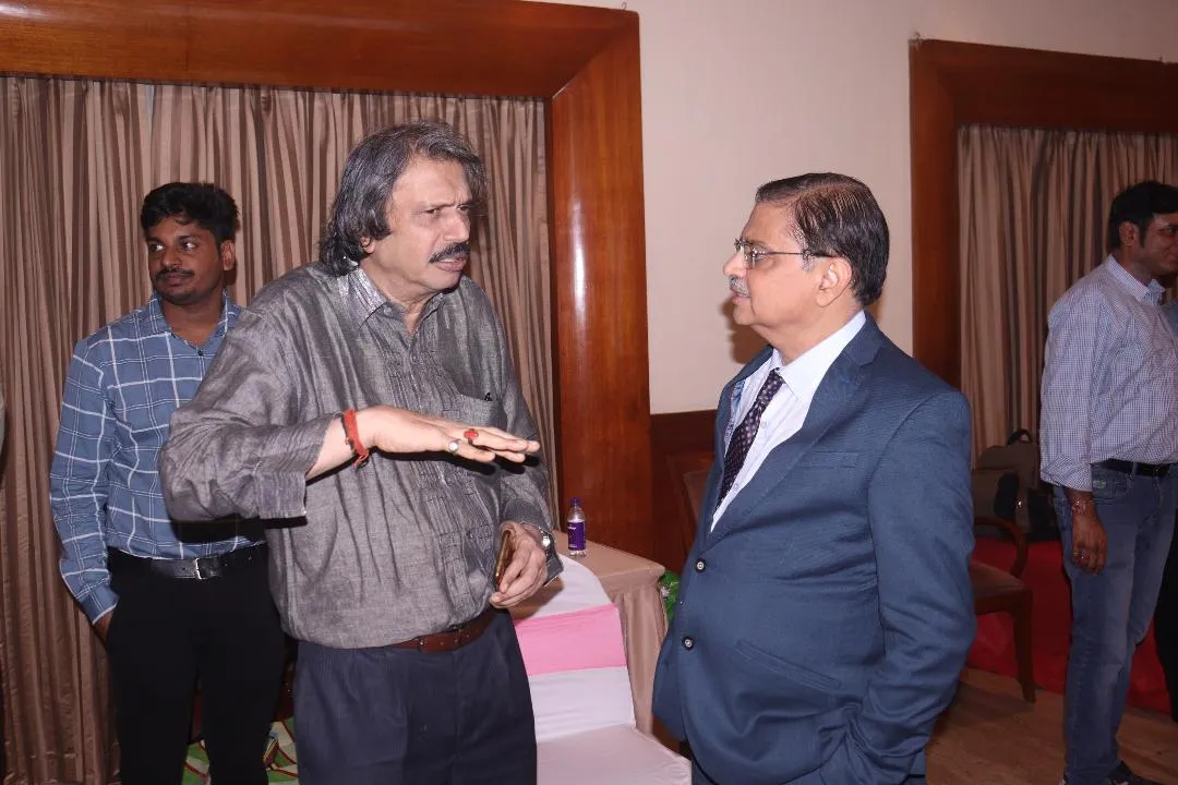 Chaitanya Padukone discussing with CEO-Sanjay Tandon