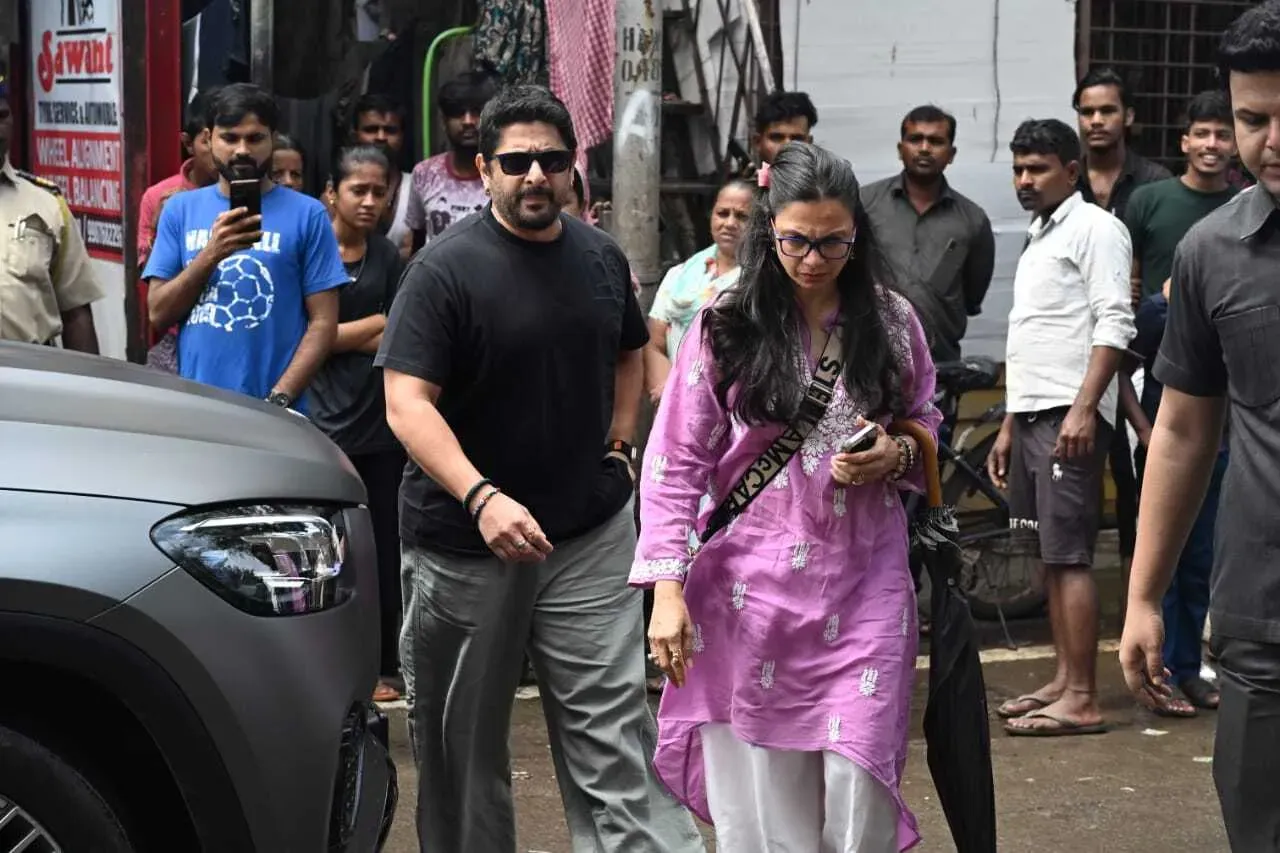 Arshad Warsi with his wife Maria for the funeral (Pic/ Anurag Ahire)