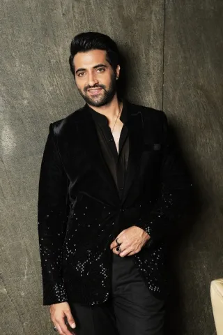 Akshay Oberoi Embraces Dance Like Never Before in New Film!