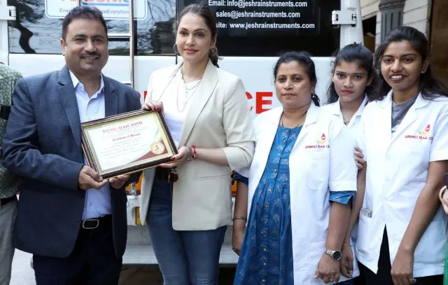Dr santosh Pandey ,Isha Koppikar with blod bank doctors
