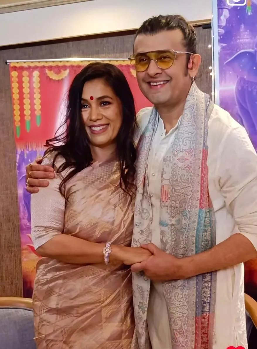 Bhai ho toh Aisa--Meenal Nigam with brother Sonu Nigam at Maate Lakshmi event