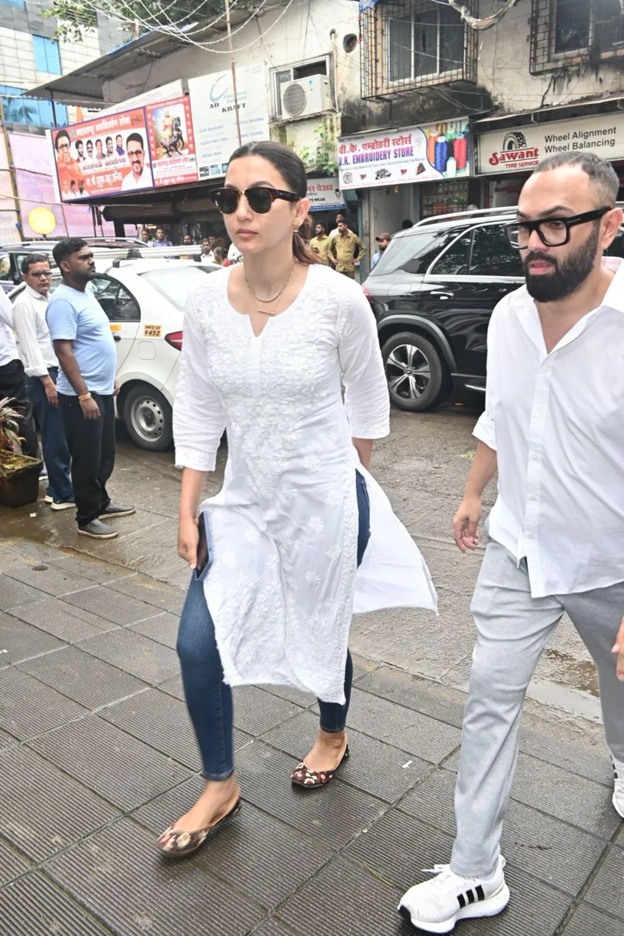 Gauahar Khan arrives for the last rites of Malaika's father