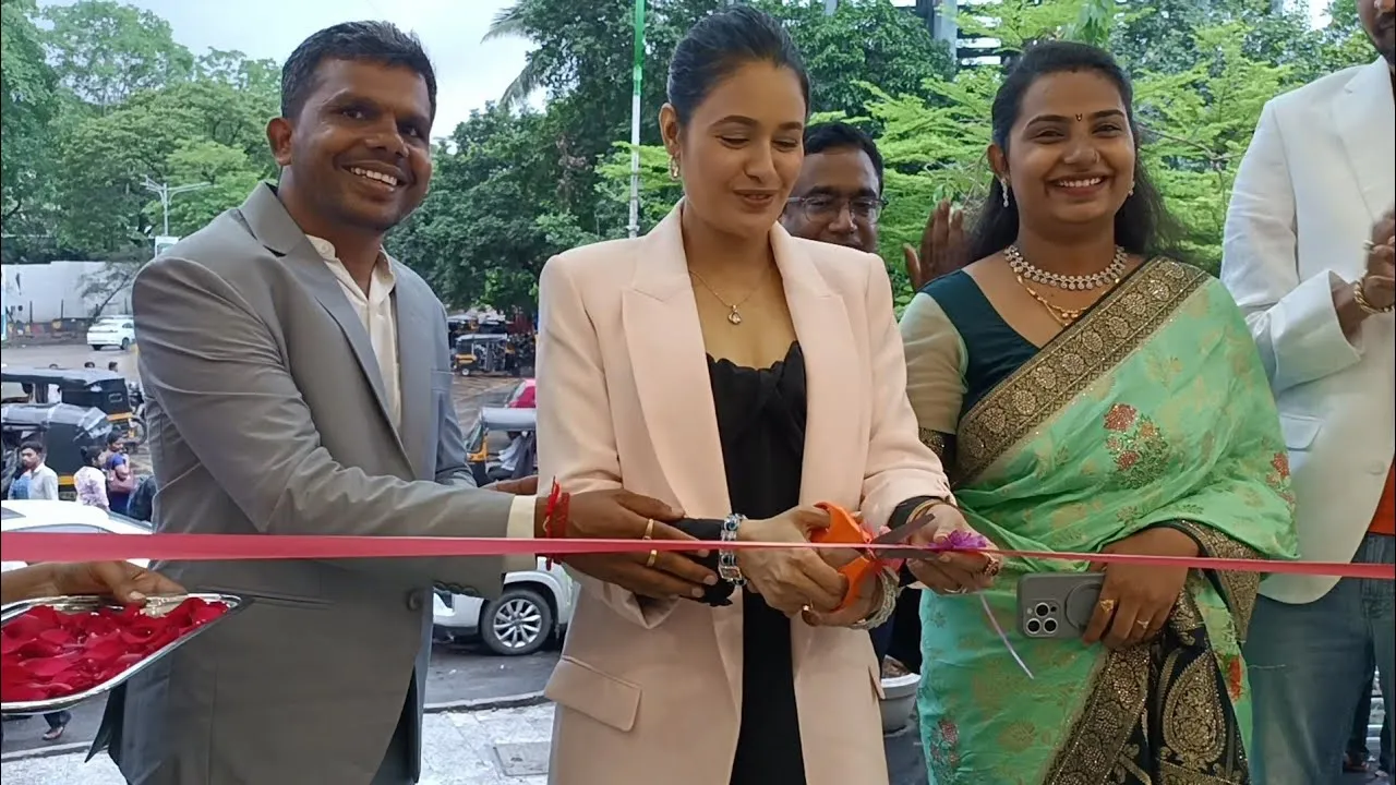 Yuvika Choudhary Inaugurates Baby Product Brand HunyHuny Store By Cutting  Ribbon 🎀 In Thane