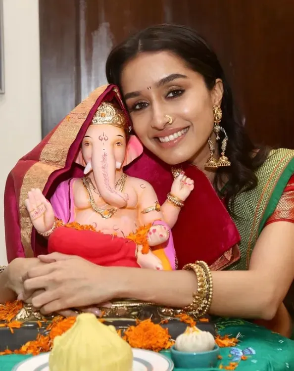 Shraddha Kapoor also celebrates the festival of Ganesh Chaturthi with great pomp and brings home the idol of Bappa.