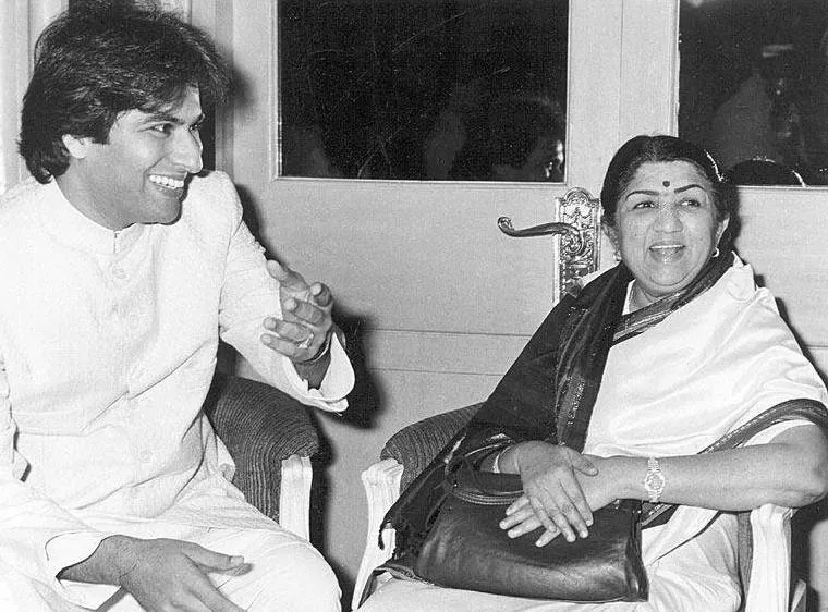 Lata with Talat Aziz / Lata Mangeshkar - Bollywood Photos