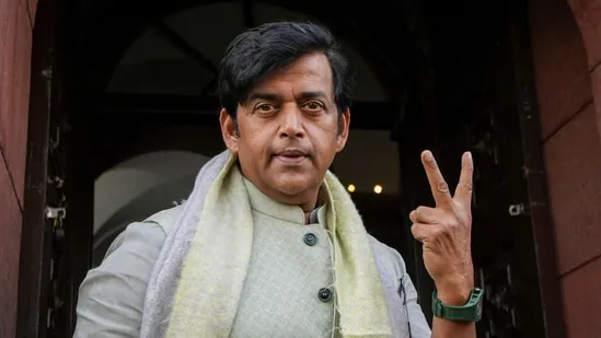 Gorakhpur Lok Sabha seat: BJP's Ravi Kishan leading by over 70,000 votes |  Latest News India - Hindustan Times