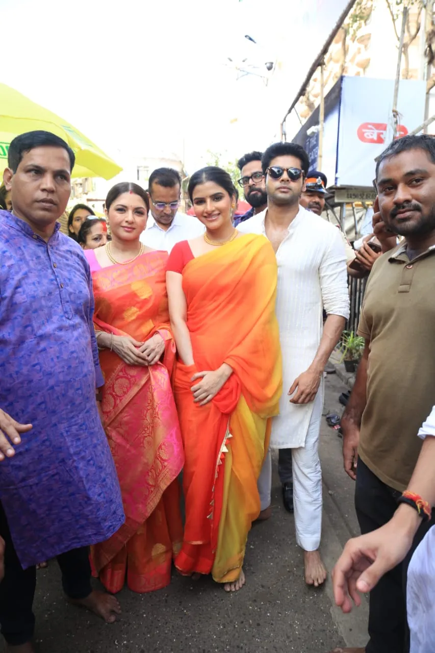 Bhagyashree with family, Sana Makbul, and others offer prayers at  Lalbaugcha Raja - India Today