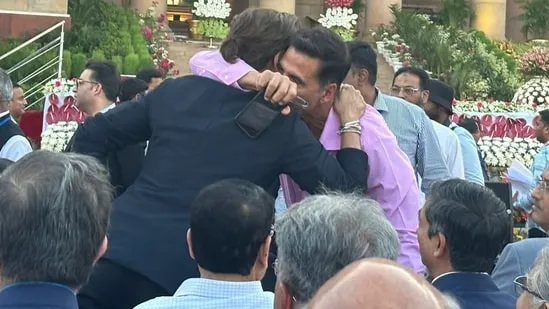 Fans can't get enough of this picture of Shah Rukh Khan hugging Akshay  Kumar: 'Khiladi and King ek saath' | Bollywood - Hindustan Times