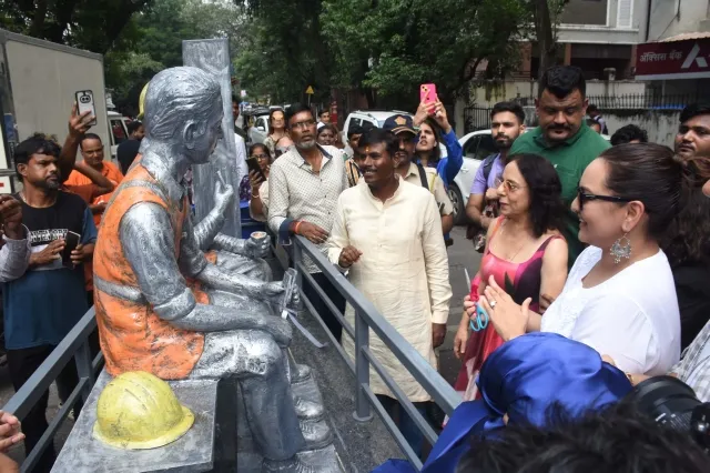 Sonakshi Sinha, Sangeeta Babani and Vishvas Mote at Sangeeta's sculpture series unveiling in Bandra