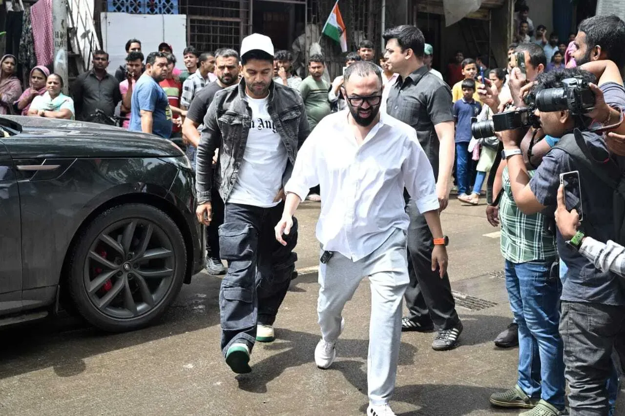 Guru Randhawa at the funeral (Pic/Anurag Ahire)