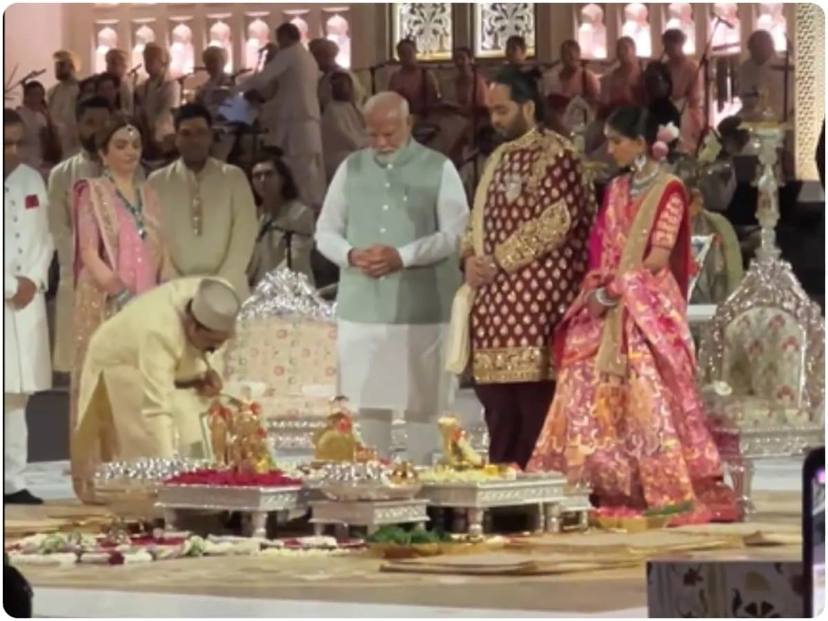 Anant Radhika Wedding: अनंत अंबानी और राधिका मर्चेंट की वेडिंग सेरेमनी में  पहुंचे PM मोदी, कपल को दिया आशीर्वाद - News18 हिंदी