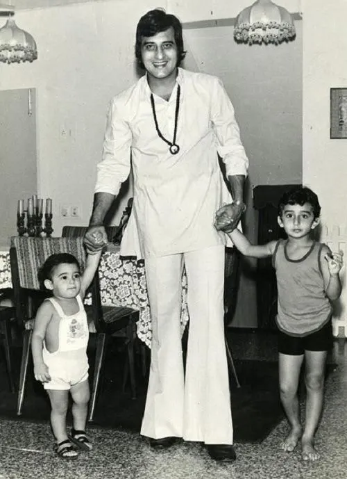 Here's a picture of today's birthday boy Akshaye Khanna (extreme left) with  his father Vinod Khanna & elder brother Rahul Khanna. Akshaye has done a  fewer films than his other contemporaries, but