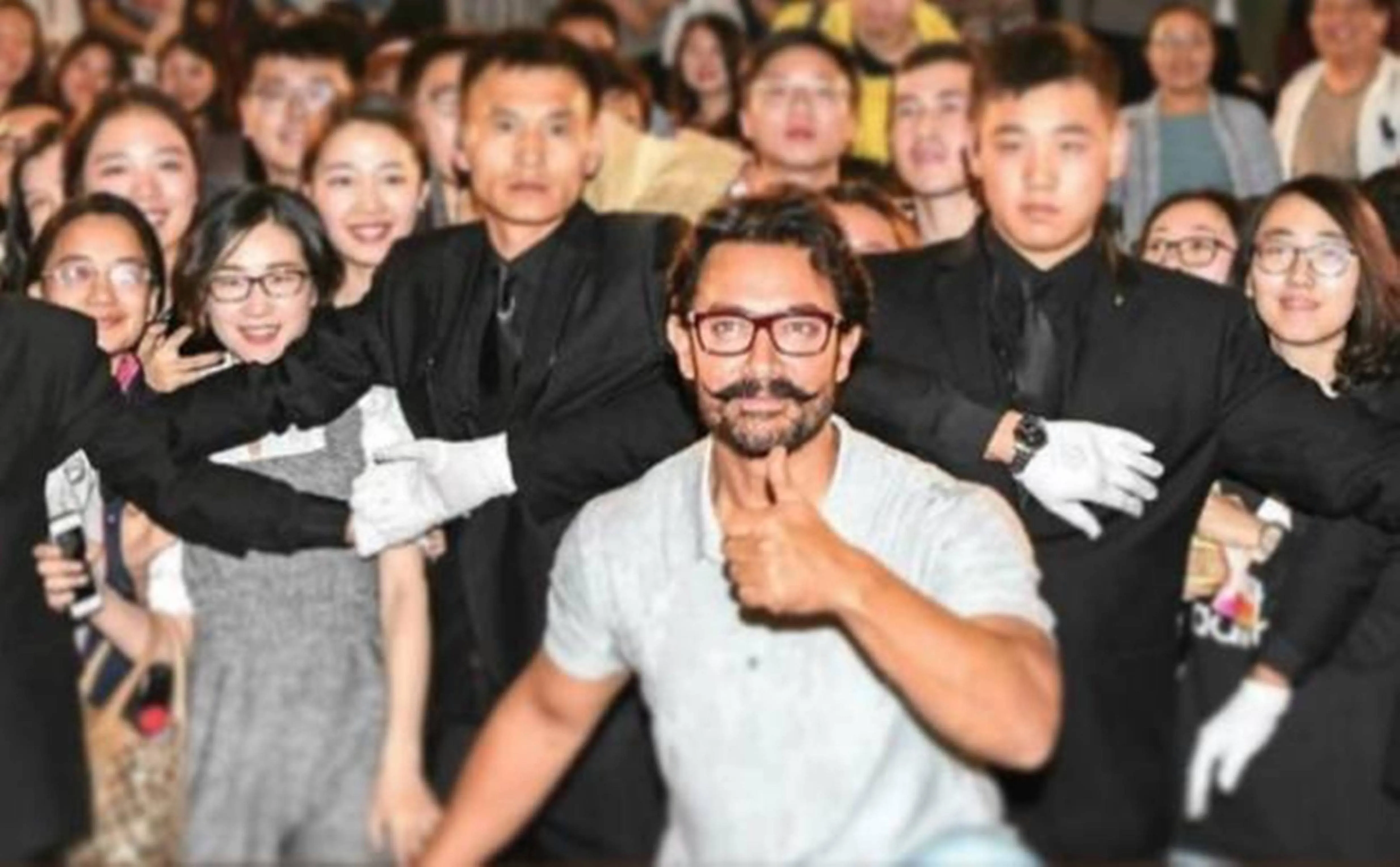 Aamir Khan mobbed by chinese fans