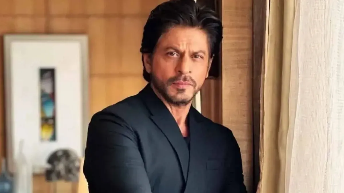 Shah Rukh Khan fans out of control after seeing him, chaos at Mumbai airport, such video is going viral | shah rukh khan fans out of control after seeing him chaos at mumbai