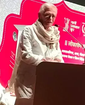 Gulzar-saab speaks on stage bio-book launch  Hazaar Rahen 