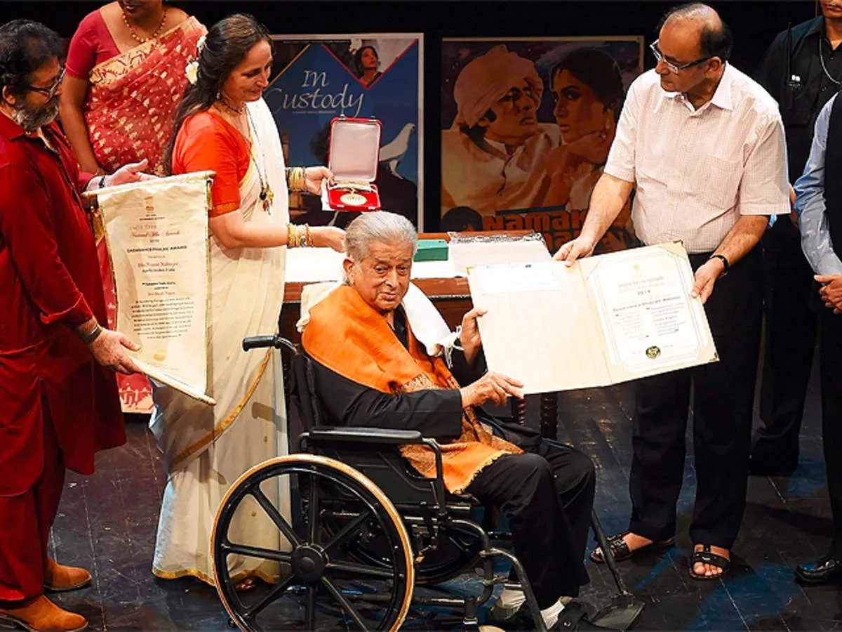 Shashi Kapoor receives Dadasaheb Phalke award - bollyy