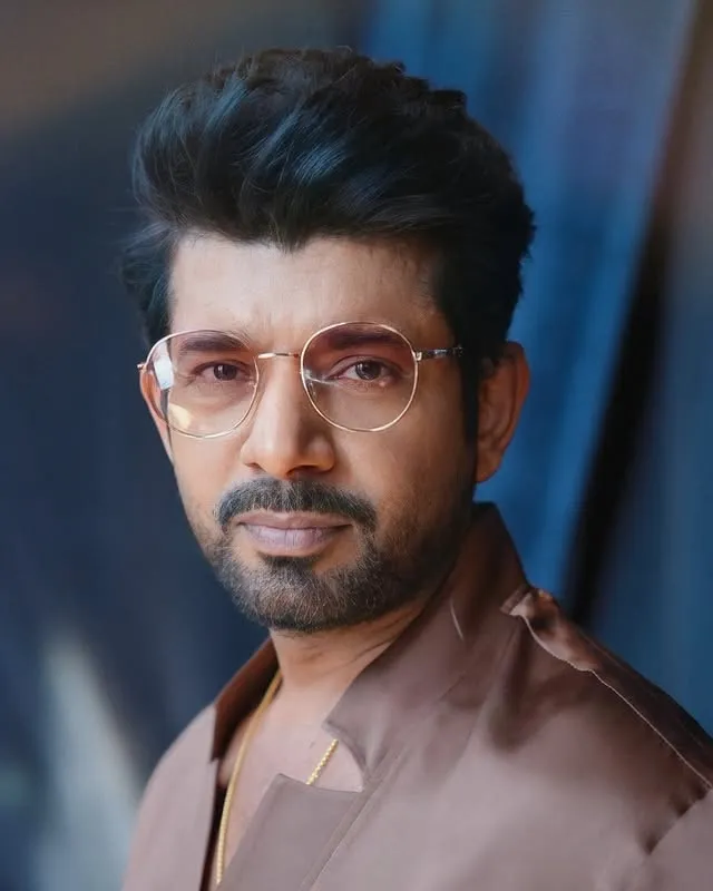 Jaat Viineet Kumar Embraces a Flashy, Menacing Avatar