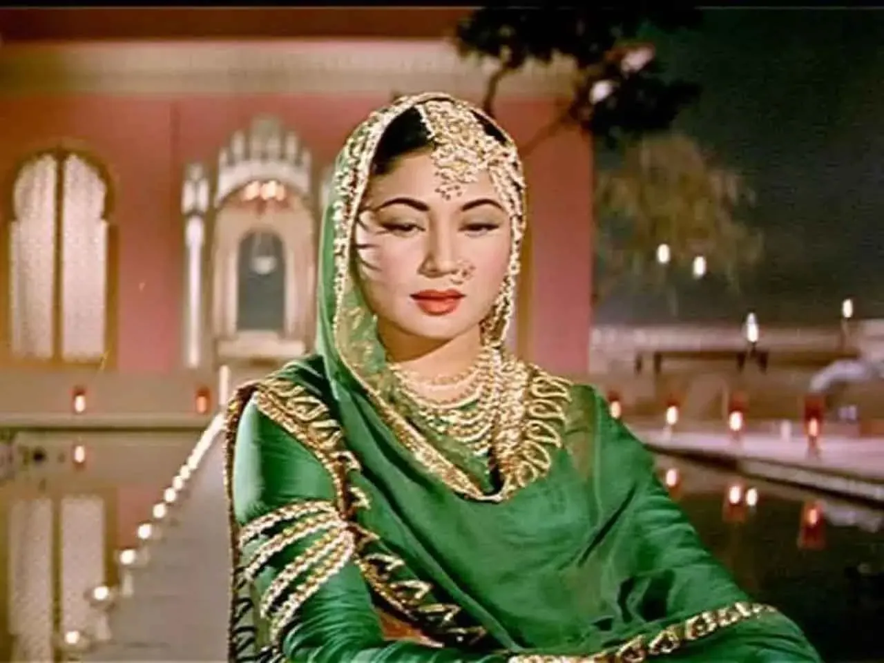 Meena Kumari tragic story know why tragedy queen always hide her left hand from camera | Meena Kumari: Sometimes dupatta, sometimes something else..why did Meena always hide her left hand, this