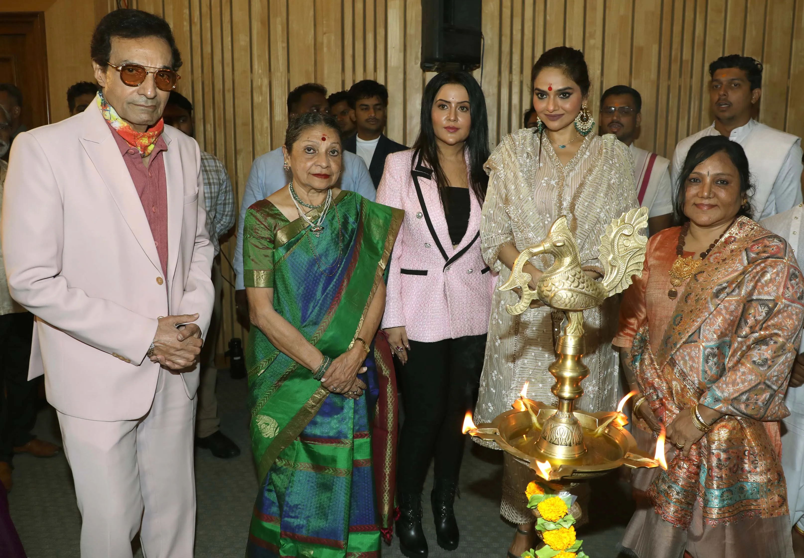 Dheeraj Kumar,Darshana Jhaveri,Amruta Fadnavis,Madhoo & Vaidehi Taman