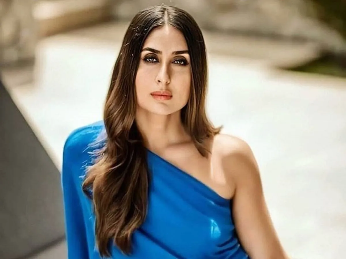 Kareena Kapoor Khan proves she is the ultimate diva yet again as she shines  in blue
