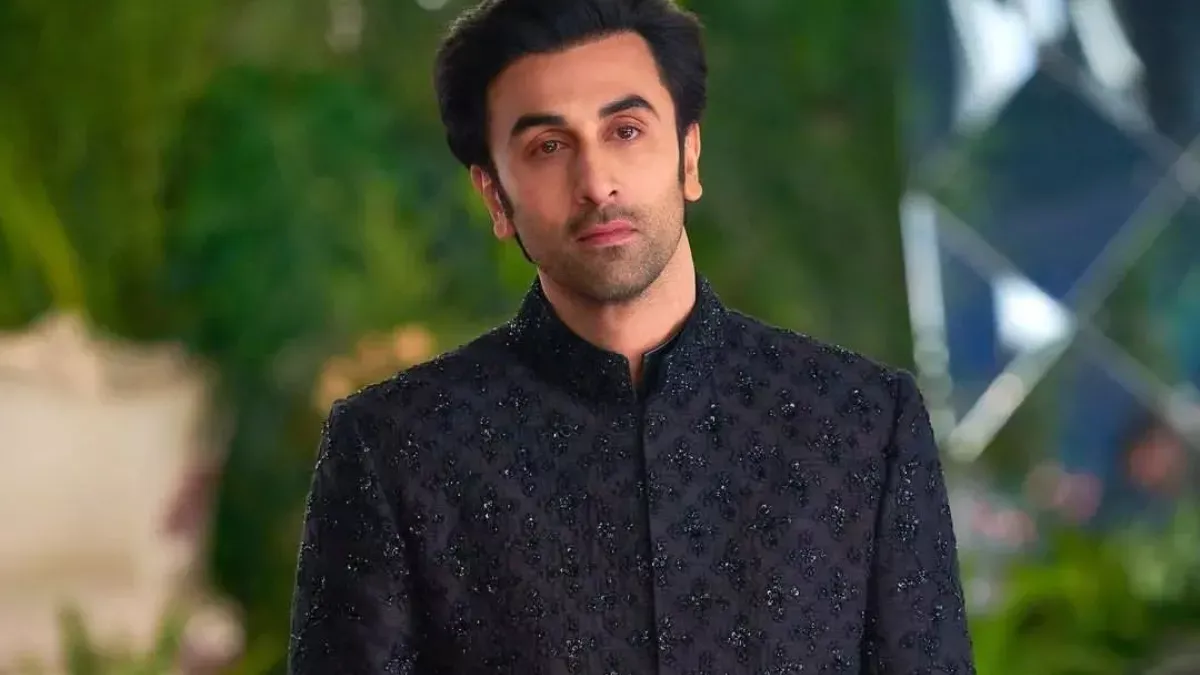 Ranbir Kapoor Oops Moment: रणबीर कपूर की पैंट पर गिरी गरम कॉफी, वीडियो देख  फैंस बोले- ये कोई जगह है - Ranbir Kapoor Oops Moment Tu Jhoothi Main  Makkaar Actor Drops Coffee