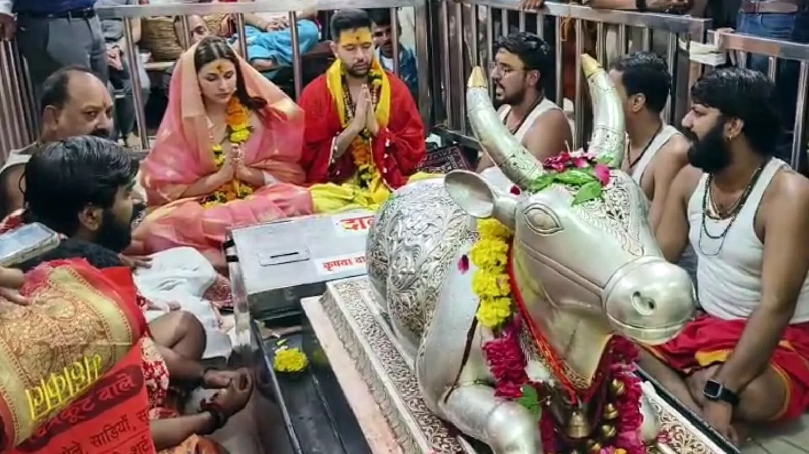 Parineeti Chopra & Raghav Chadha Offer Prayers At Mahakal Temple in Ujjain (WATCH)