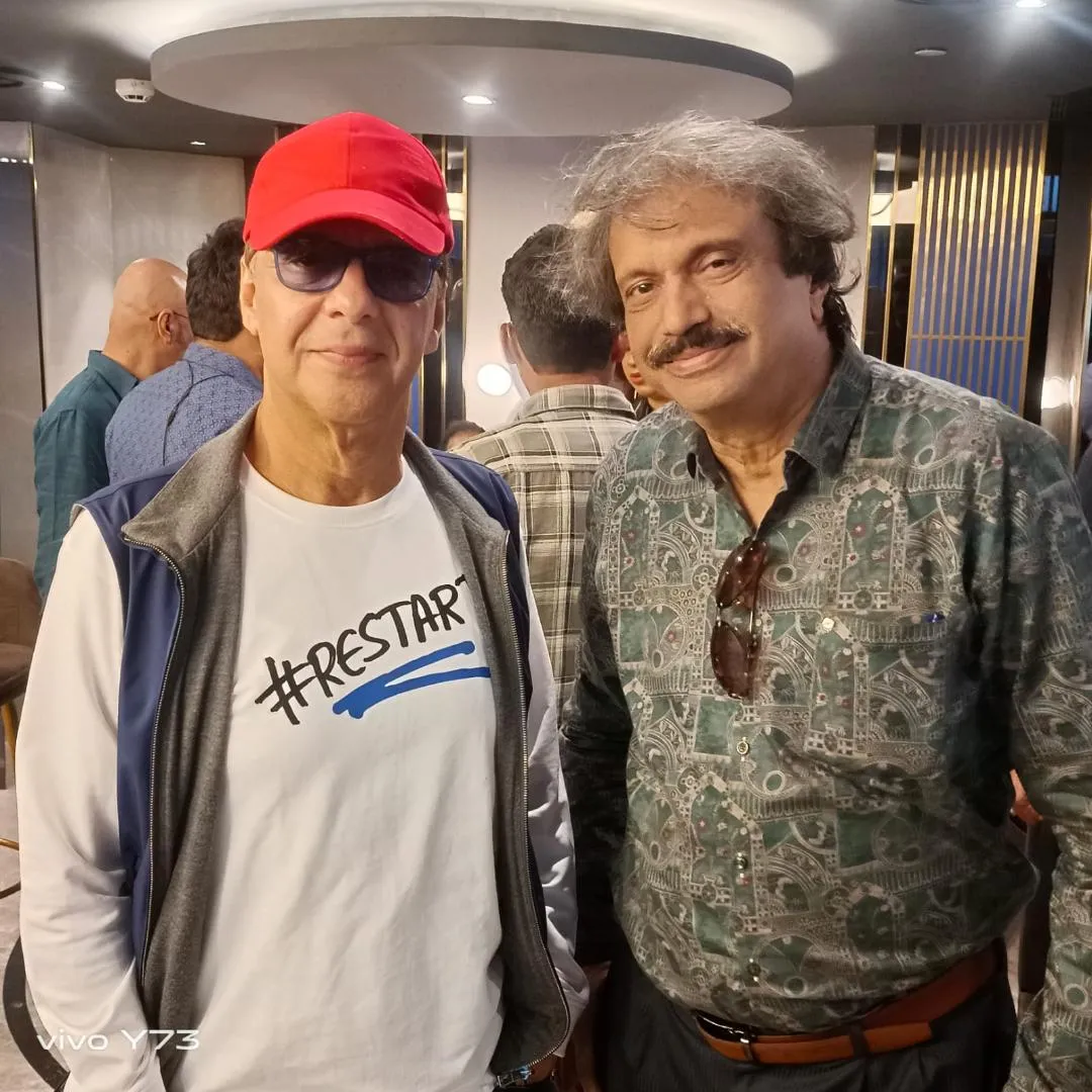 Dir Vidhu Vinod Chopra (left) with sr film journalist Chaitanya Padukone