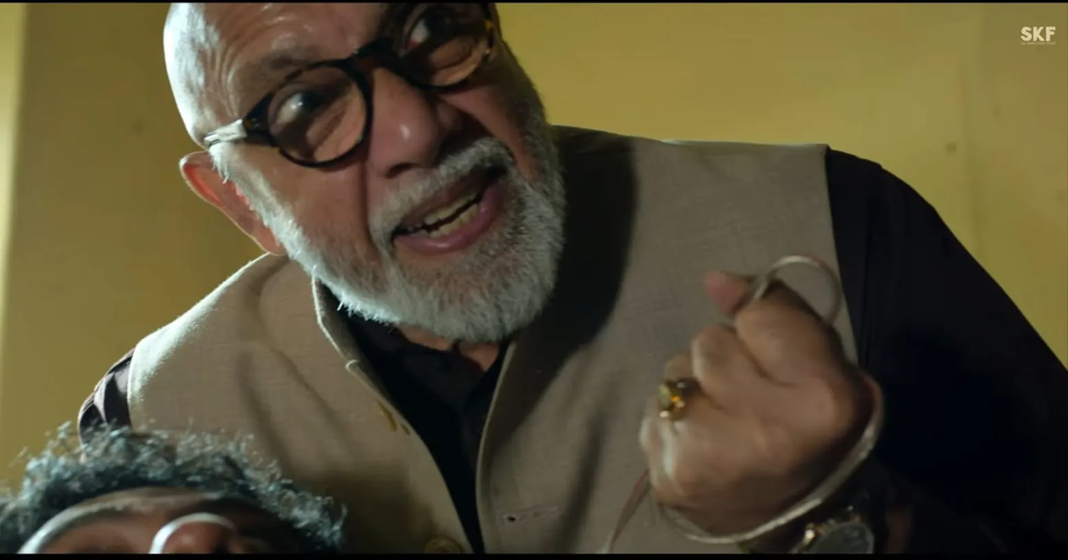 Jaanleva dhamkee-dene-wale Sathyaraj in Sikandar