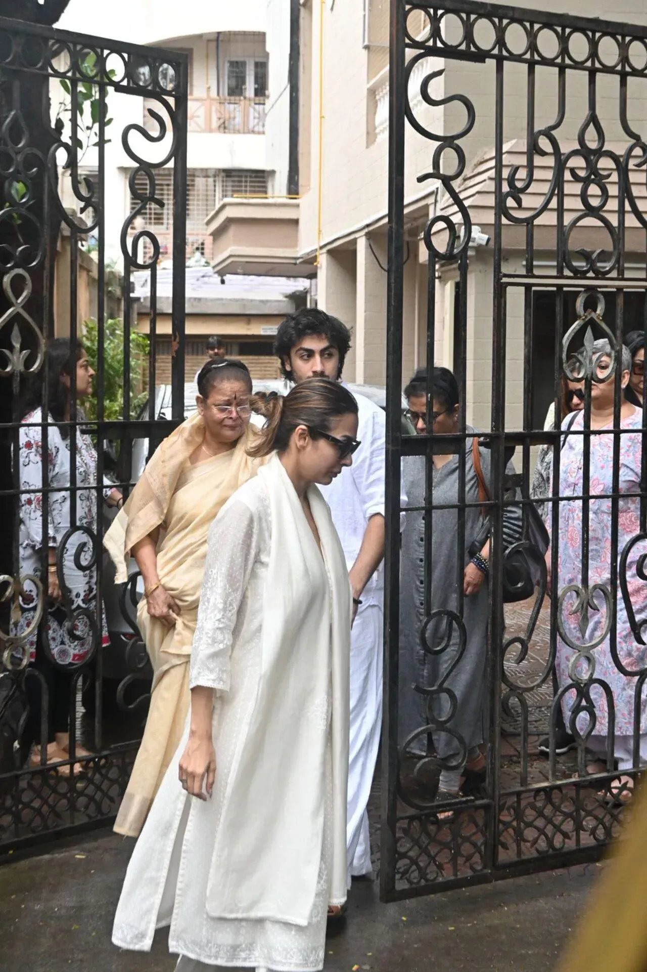 Arhaan consoles his mother and grandmother as they head to the Santazruz crematorium