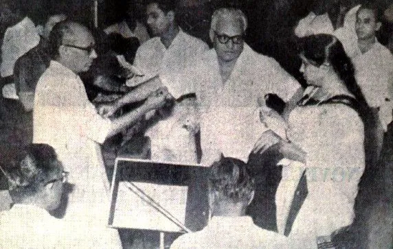 Asha rehearsalling a song with Jaidev with others in the recording studio / Asha  Bhosle - Bollywood Photos